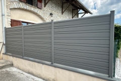 cloture-pleine-gris-fenetre-gresin