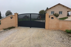 portail-battant-motorise-gris-anthracite-chimilin