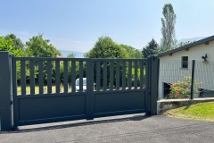 portail-battant-motorise-gris-anthracite-nances