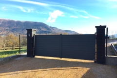 portail-battant-motorise-noir-20100-lepin-le-lac