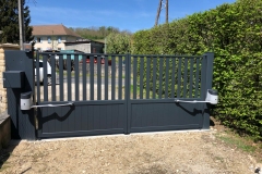 portail-battant-motorise-ral-7016-yenne