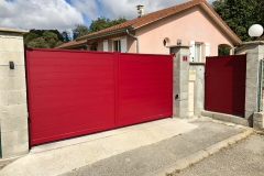 portail-battant-motorise-rouge-la-bate-montgascon