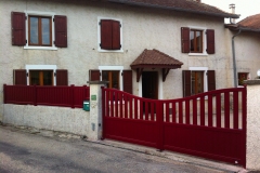 portail-battant-motorise-rouge-saint-savin
