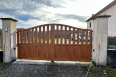 portail-battant-motorise-ton-bois-ayn