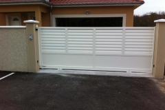 portail-coulissant-blanc-la-chapelle-de-la-tour