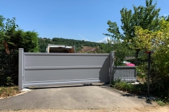 portail-autoportant-gris-fenetre-maubec