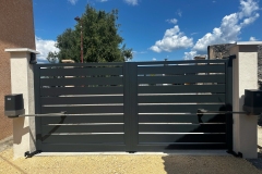 portail-battant-designe-gris-anthracite