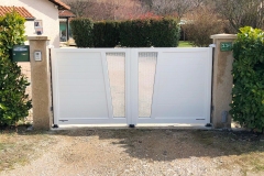 portail-blanc-battant-aluminium-saint-andre-le-gaz
