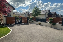 portail-coulissant-decoupe-laser-noir-et-aspect-bois-romagneu