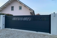portail-coulissant-decoupe-laser-noir-peyrieu