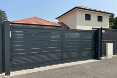 portail-coulissant-motorise-gris-anthracite-les-echelles