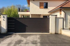 portail-gris-anthracite-motorise-coulissant-brangues