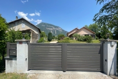 portail-gris-basalte-battant-motorise-les-echelles