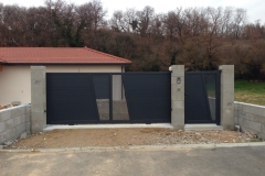 portail-motorise-noir-le-passage