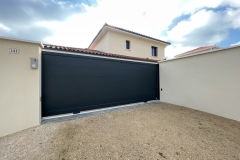 portail-plein-noir-motorise-montferrat