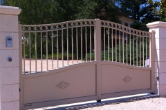 portail-beige-barreaux-biol