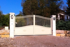 portail-beige-manuel-battant-val-de-virieu