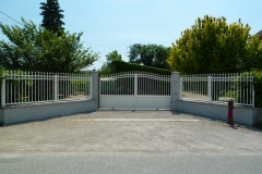 portail-blanc-coulissant-groslee-saint-benoit