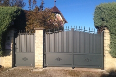 portail-plein-gris-pousiere-battant-saint-paul-sur-yenne