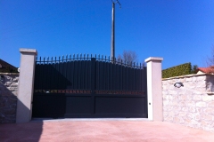 portail-plein-noir-battant-saint-savin